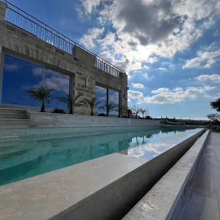 Sunset Edge - 77 Retreats Holiday home *